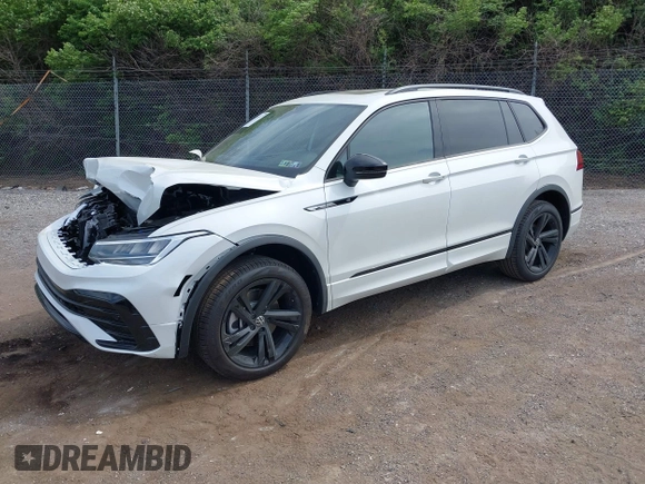 2024 Volkswagen Tiguan SE R-Line Black with VIN 3VV8B7AX9RM231038, listed as a IAAI auction lot 42092117 with 563 mi miles and . Bid and sale history available at DreamBid. Image 18.