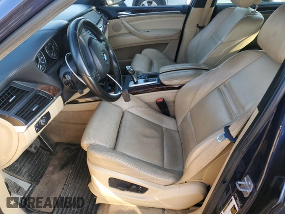 2013 BMW X5 xDrive50i z VIN 5UXZV8C56D0C16019, wystawiony jako Copart lot #59463285 z przebiegiem 133 905 mil mil oraz Czysty tytuł • Clean title. Historia ofert i sprzedaży dostępna na DreamBid. Obrazek 7.