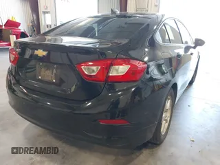 2017 Chevrolet Cruze LS z VIN 1G1BC5SM4H7270275, wystawiony jako IAAI lot #42484111 z przebiegiem 90 589 mil mil oraz . Historia ofert i sprzedaży dostępna na DreamBid. Obrazek 4.