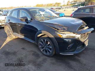2019 Mazda CX-3 Grand Touring z VIN JM1DKFD78K0417780, wystawiony jako IAAI lot #41573009 z przebiegiem 70 002 mil mil oraz . Historia ofert i sprzedaży dostępna na DreamBid. Obrazek 1.