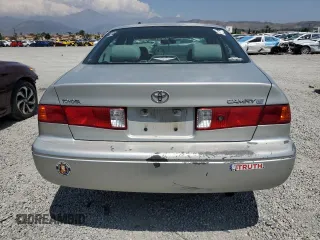 2000 Toyota Camry CE z VIN 4T1BG22K2YU663536, wystawiony jako Copart lot #60101425 z przebiegiem 109 342 mil mil oraz Czysty tytuł • Clean title. Historia ofert i sprzedaży dostępna na DreamBid. Obrazek 6.