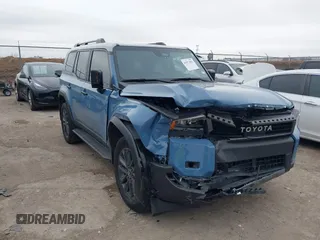 2024 Toyota Land Cruiser z VIN JTEABFAJ9RK015313, wystawiony jako IAAI lot #41573592 z przebiegiem 11 124 mil mil oraz . Historia ofert i sprzedaży dostępna na DreamBid. Obrazek 1.