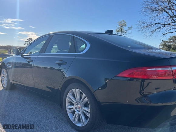 2016 Jaguar XF 35t Premium with VIN SAJBD4BV9GCY06832, listed as a Copart auction lot 43858405 with 59,691 mi miles and Clean Title. Bid and sale history available at carsss.com. Image 3.