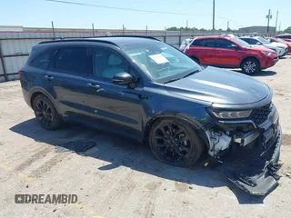 2023 Kia Sorento SX z VIN 5XYRK4LF3PG242259, wystawiony jako IAAI lot #41970398 z przebiegiem 31 293 mil mil oraz . Historia ofert i sprzedaży dostępna na DreamBid. Obrazek 1.