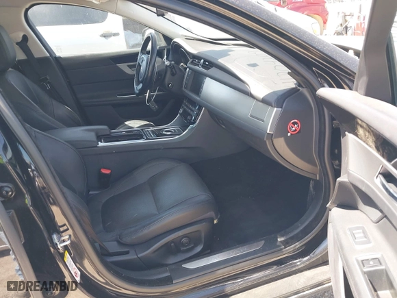 2016 Jaguar XF 35t Prestige with VIN SAJBE4BV8GCY02560, listed as a IAAI auction lot 41704209 with 109,917 mi miles. Bid and sale history available at carsss.com. Image 5.