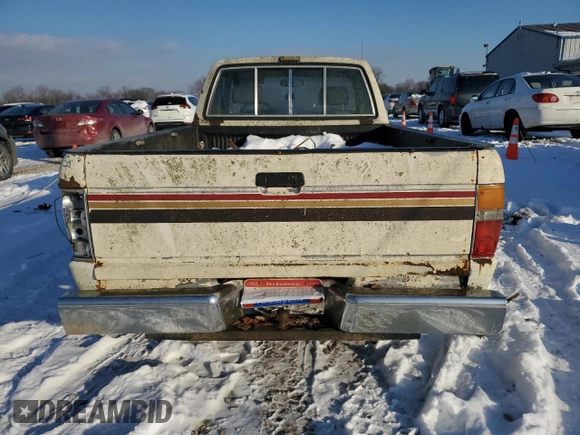1984 Toyota Pickup z VIN JT4RN56S0E0003177, wystawiony jako Copart lot #48304385 z przebiegiem 117 297 mil mil oraz Szkoda całkowita • Salvage title. Historia ofert i sprzedaży dostępna na DreamBid. Obrazek 6.