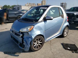 2013 Smart fortwo Pure z VIN WMEEJ3BA6DK674305, wystawiony jako Copart lot #56100835 z przebiegiem 78 158 mil mil oraz Szkody całkowita. Historia ofert i sprzedaży dostępna na DreamBid. Obrazek 1.