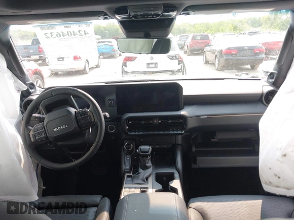 2024 Toyota Land Cruiser z VIN JTEABFAJ3RK018014, wystawiony jako IAAI lot #42404632 z przebiegiem 2 983 mil mil oraz . Historia ofert i sprzedaży dostępna na DreamBid. Obrazek 5.