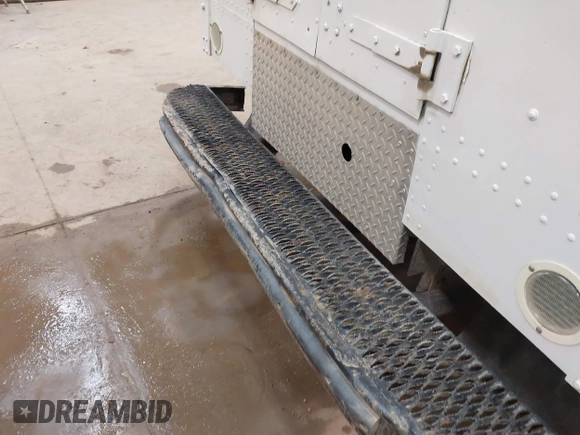 2016 Ford Super Duty F-250 SRW XL with VIN 1FDBF2B66GED17519, listed as a IAAI auction lot 41972443 with 333,161 mi miles. Bid and sale history available at carsss.com. Image 6.