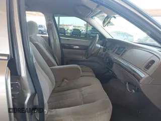 2004 Mercury Grand Marquis GS z VIN 2MEFM74W44X661154, wystawiony jako IAAI lot #42268675 z przebiegiem 236 456 mil mil oraz . Historia ofert i sprzedaży dostępna na DreamBid. Obrazek 5.