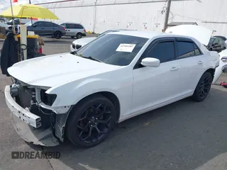 2019 Chrysler 300 S z VIN 2C3CCABG1KH654366, wystawiony jako IAAI lot #41980285 z przebiegiem 55 639 mil mil oraz . Historia ofert i sprzedaży dostępna na DreamBid. Obrazek 2.