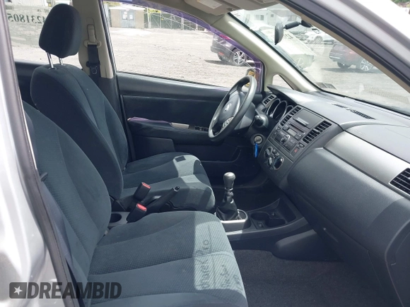 2010 Nissan Versa S z VIN 3N1BC1CP2AL403046, wystawiony jako IAAI lot #42318055 z przebiegiem 154 244 mil mil oraz . Historia ofert i sprzedaży dostępna na DreamBid. Obrazek 5.