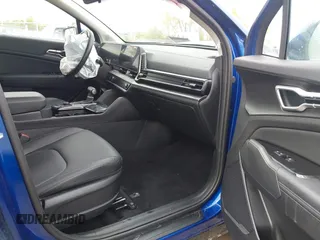 2025 Kia Sportage EX z VIN 5XYK3CDFXSG273654, wystawiony jako IAAI lot #42167635 z przebiegiem 6345 mil mil oraz . Historia ofert i sprzedaży dostępna na DreamBid. Obrazek 5.