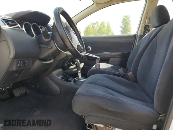 2007 Nissan Versa SL z VIN 3N1BC13E07L387968, wystawiony jako Copart lot #56212805 z przebiegiem 223 651 mil mil oraz Szkoda całkowita • Salvage title. Historia ofert i sprzedaży dostępna na DreamBid. Obrazek 7.