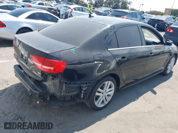 2015 Volkswagen Jetta SEL z VIN 3VWL17AJ7FM307632, wystawiony jako IAAI lot #42766536 z przebiegiem 101 661 mil mil oraz . Historia ofert i sprzedaży dostępna na DreamBid. Obrazek 4.