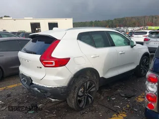 2023 Volvo XC40 Ultimate Bright Theme с VIN YV4L12UA6P2057484, выставлен на аукционе IAAI как лот 40963901 с пробегом 8 196 миль миль и . История ставок и продаж доступна на DreamBid. Изображение 4.
