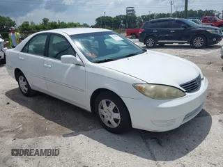 2005 Toyota Camry STD z VIN 4T1BE32K55U586930, wystawiony jako IAAI lot #42389882 z przebiegiem 275 535 mil mil oraz . Historia ofert i sprzedaży dostępna na DreamBid. Obrazek 1.