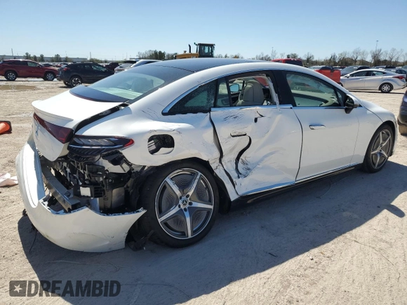 2024 Mercedes-Benz EQE 350+ z VIN W1KEG2BB4RF060472, wystawiony jako Copart lot #48730115 z przebiegiem 1 090 mil mil oraz Szkoda całkowita • Salvage title. Historia ofert i sprzedaży dostępna na DreamBid. Obrazek 3.