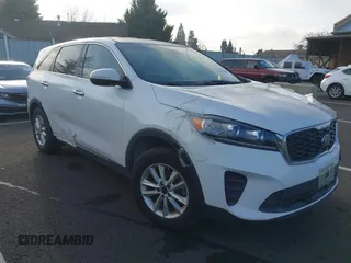 2019 Kia Sorento LX z VIN 5XYPG4A5XKG570869, wystawiony jako IAAI lot #38336609 z przebiegiem 67 077 mil mil oraz . Historia ofert i sprzedaży dostępna na DreamBid. Obrazek 1.