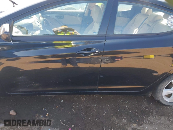 2013 Hyundai Elantra GLS z VIN KMHDH4AEXDU933572, wystawiony jako IAAI lot #42394567 z przebiegiem Nie podano mil oraz . Historia ofert i sprzedaży dostępna na DreamBid. Obrazek 6.