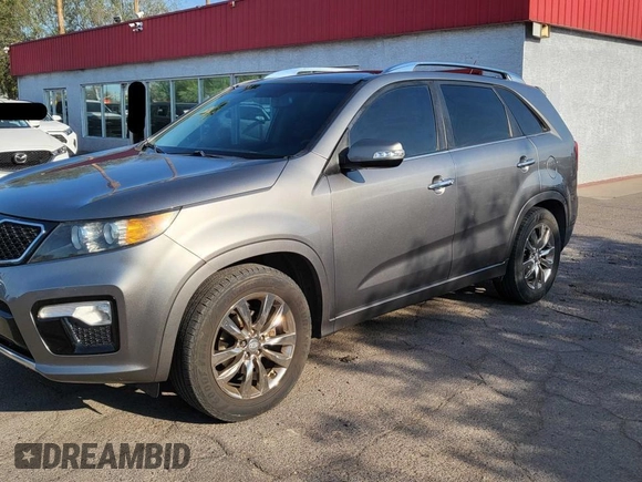 2011 Kia Sorento SX z VIN 5XYKW4A23BG164399, wystawiony jako Copart lot #60940845 z przebiegiem 196 401 mil mil oraz Czysty tytuł • Clean title. Historia ofert i sprzedaży dostępna na DreamBid. Obrazek 2.