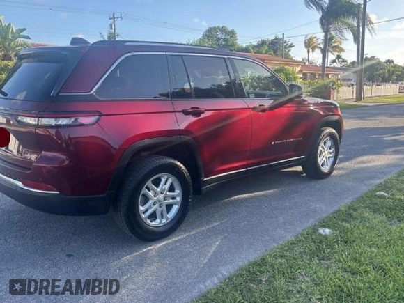 2024 Jeep Grand Cherokee Laredo X z VIN 1C4RJGAG6RC707897, wystawiony jako Copart lot #61268955 z przebiegiem 50 611 mil mil oraz Czysty tytuł • Clean title. Historia ofert i sprzedaży dostępna na DreamBid. Obrazek 4.