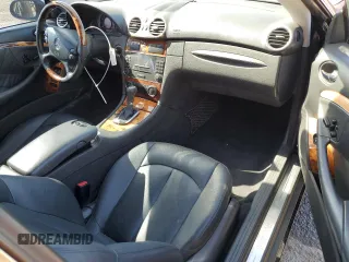 2005 Mercedes-Benz CLK 500 z VIN WDBTJ75JX5F153086, wystawiony jako Copart lot #58191185 z przebiegiem 170 186 mil mil oraz Tytuł czysty. Historia ofert i sprzedaży dostępna na DreamBid. Obrazek 8.