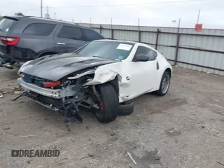2016 Nissan 370Z Sport z VIN JN1AZ4EH1GM930883, wystawiony jako IAAI lot #41909945 z przebiegiem 80 484 mil mil oraz . Historia ofert i sprzedaży dostępna na DreamBid. Obrazek 2.