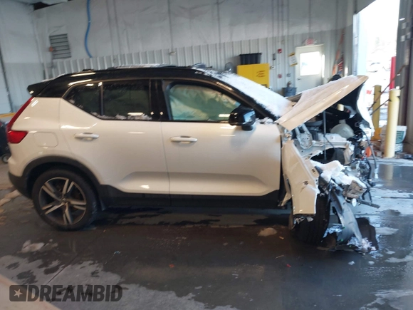 2021 Volvo XC40 R-Design with VIN YV4162UM4M2510905, listed as a IAAI auction lot 41150039 with 42,413 mi miles and . Bid and sale history available at carsss.com. Image 12.