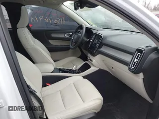 2024 Volvo XC40 Plus Bright Theme z VIN YV4L12UEXR2202130, wystawiony jako IAAI lot #41876910 z przebiegiem 15 997 mil mil oraz . Historia ofert i sprzedaży dostępna na DreamBid. Obrazek 5.