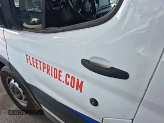 2020 Ford Transit Cargo z VIN 1FTYE1C89LKA17335, wystawiony jako IAAI lot #42561511 z przebiegiem 276 728 mil mil oraz . Historia ofert i sprzedaży dostępna na DreamBid. Obrazek 6.