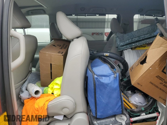 2012 Toyota Sienna XLE AAS z VIN 5TDYK3DC0CS271810, wystawiony jako Copart lot #62958104 z przebiegiem 346 760 mil mil oraz Szkoda całkowita • Salvage title. Historia ofert i sprzedaży dostępna na DreamBid. Obrazek 11.