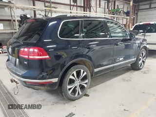 2017 Volkswagen Touareg Wolfsburg Edition z VIN WVGRF7BP0HD003232, wystawiony jako IAAI lot #41985161 z przebiegiem 165 850 mil mil oraz . Historia ofert i sprzedaży dostępna na DreamBid. Obrazek 4.
