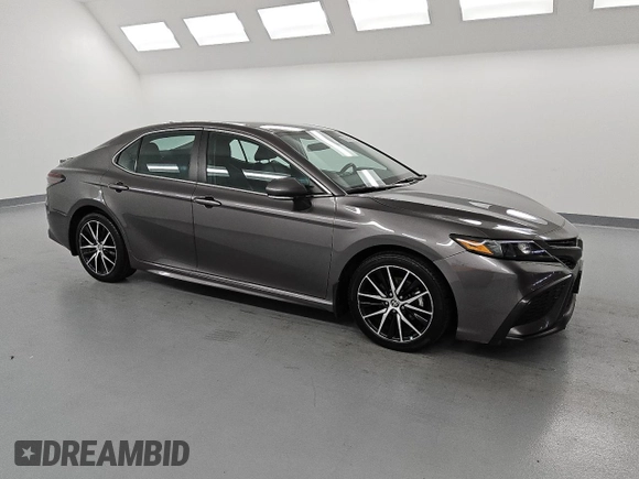 2022 Toyota Camry SE z VIN 4T1G11AK5NU686954, wystawiony jako Copart lot #59572575 z przebiegiem 115 123 mil mil oraz Czysty tytuł • Clean title. Historia ofert i sprzedaży dostępna na DreamBid. Obrazek 4.