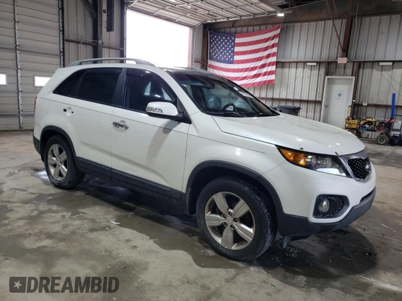 2012 Kia Sorento EX z VIN 5XYKU4A25CG271932, wystawiony jako Copart lot #51371565 z przebiegiem 208 398 mil mil oraz Nie do naprawy • Non repairable. Historia ofert i sprzedaży dostępna na DreamBid. Obrazek 4.