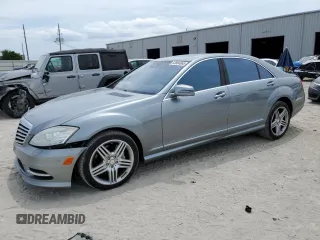 2013 Mercedes-Benz S 550 z VIN WDDNG7DB8DA517526, wystawiony jako Copart lot #53884865 z przebiegiem 119 398 mil mil oraz Nie do naprawy • Non repairable. Historia ofert i sprzedaży dostępna na DreamBid. Obrazek 1.