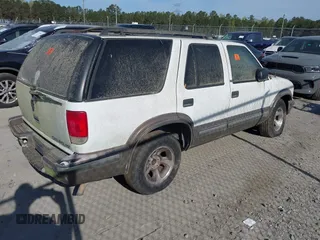 1999 Chevrolet Blazer LS z VIN 1GNCS13W9X2130068, wystawiony jako IAAI lot #41898280 z przebiegiem 171 764 mil mil oraz . Historia ofert i sprzedaży dostępna na DreamBid. Obrazek 4.