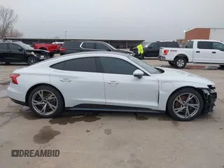 2024 Audi e-tron GT Premium Plus z VIN WAUFJBFW1R7000993, wystawiony jako IAAI lot #41483337 z przebiegiem 9 779 mil mil oraz . Historia ofert i sprzedaży dostępna na DreamBid. Obrazek 14.