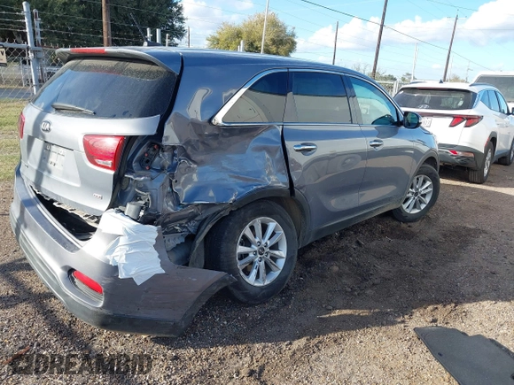 2020 Kia Sorento LX with VIN 5XYPG4A33LG711796, listed as a IAAI auction lot 41128301 with 58,824 mi miles. Bid and sale history available at carsss.com. Image 4.