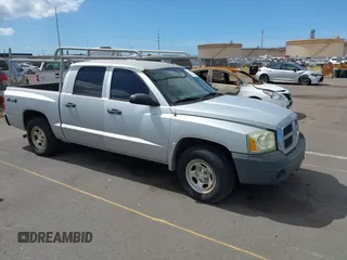 2005 Dodge Dakota ST z VIN 1D7HW28N25S139898, wystawiony jako IAAI lot #42358982 z przebiegiem 81 139 mil mil oraz . Historia ofert i sprzedaży dostępna na DreamBid. Obrazek 1.