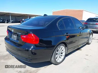2011 BMW 3 Series 328i z VIN WBAPH5G52BNM80258, wystawiony jako IAAI lot #41763247 z przebiegiem 104 346 mil mil oraz . Historia ofert i sprzedaży dostępna na DreamBid. Obrazek 4.