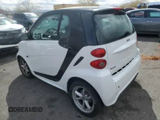 2015 Smart fortwo Passion z VIN WMEEJ3BA5FK812094, wystawiony jako Copart lot #48247405 z przebiegiem 79 913 mil mil oraz Szkody całkowita. Historia ofert i sprzedaży dostępna na DreamBid. Obrazek 2.