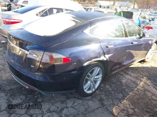 2014 Tesla Model S 60 z VIN 5YJSA1H15EFP48938, wystawiony jako IAAI lot #41574976 z przebiegiem 230 246 mil mil oraz . Historia ofert i sprzedaży dostępna na DreamBid. Obrazek 4.