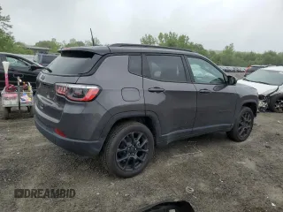 2024 Jeep Compass Latitude z VIN 3C4NJDBN8RT120485, wystawiony jako Copart lot #57960485 z przebiegiem 7 677 mil mil oraz Szkoda całkowita • Salvage title. Historia ofert i sprzedaży dostępna na DreamBid. Obrazek 3.
