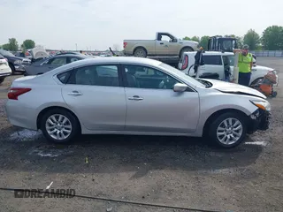 2018 Nissan Altima SR z VIN 1N4AL3AP0JC245282, wystawiony jako IAAI lot #41981833 z przebiegiem 102 634 mil mil oraz . Historia ofert i sprzedaży dostępna na DreamBid. Obrazek 13.