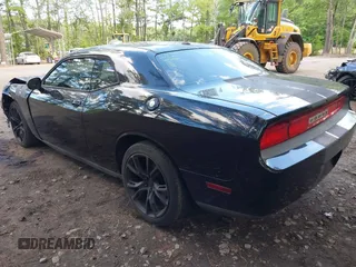 2013 Dodge Challenger SXT z VIN 2C3CDYAG2DH632743, wystawiony jako IAAI lot #42201981 z przebiegiem 154 018 mil mil oraz . Historia ofert i sprzedaży dostępna na DreamBid. Obrazek 3.