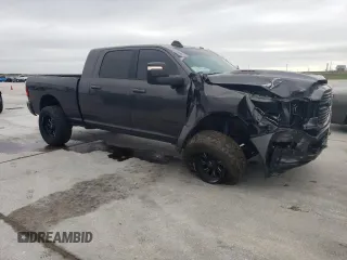 2024 Ram 2500 Laramie z VIN 3C6UR5NL3RG223592, wystawiony jako Copart lot #53073445 z przebiegiem 21 675 mil mil oraz Szkoda całkowita • Salvage title. Historia ofert i sprzedaży dostępna na DreamBid. Obrazek 4.