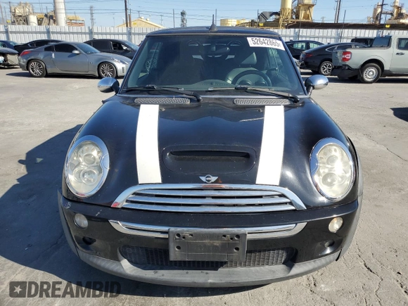 2005 MINI Convertible S z VIN WMWRH33415TF80610, wystawiony jako Copart lot #52642865 z przebiegiem 82 141 mil mil oraz Szkoda całkowita • Salvage title. Historia ofert i sprzedaży dostępna na DreamBid. Obrazek 5.