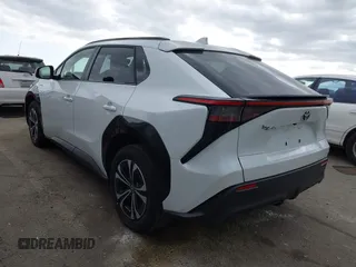 2023 Toyota bZ4X XLE z VIN JTMAAAAA1PA025511, wystawiony jako IAAI lot #41917340 z przebiegiem 17 460 mil mil oraz . Historia ofert i sprzedaży dostępna na DreamBid. Obrazek 3.