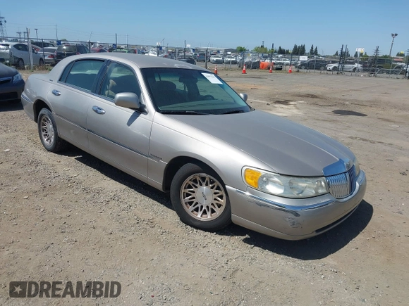 1999 Lincoln Town Car Signature z VIN 1LNHM82WXXY678088, wystawiony jako IAAI lot #42097845 z przebiegiem 174 561 mil mil oraz . Historia ofert i sprzedaży dostępna na DreamBid. Obrazek 1.